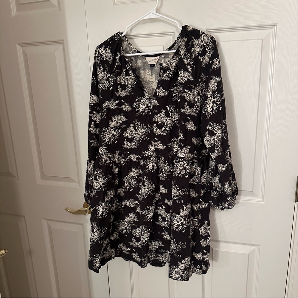 Lightly Worn Universal Threads Target Grey and White Floral Dress